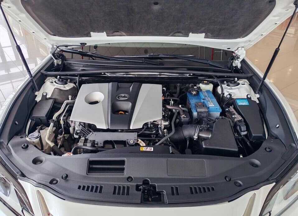 Lexus ES 250 2.5 AT (200 л.с.)