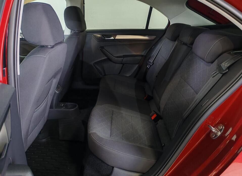 Volkswagen Polo, VI 1.6 AT (110 л.с.)