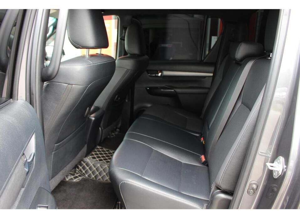 Toyota Hilux 2.8d AT (200 л.с.) 4WD