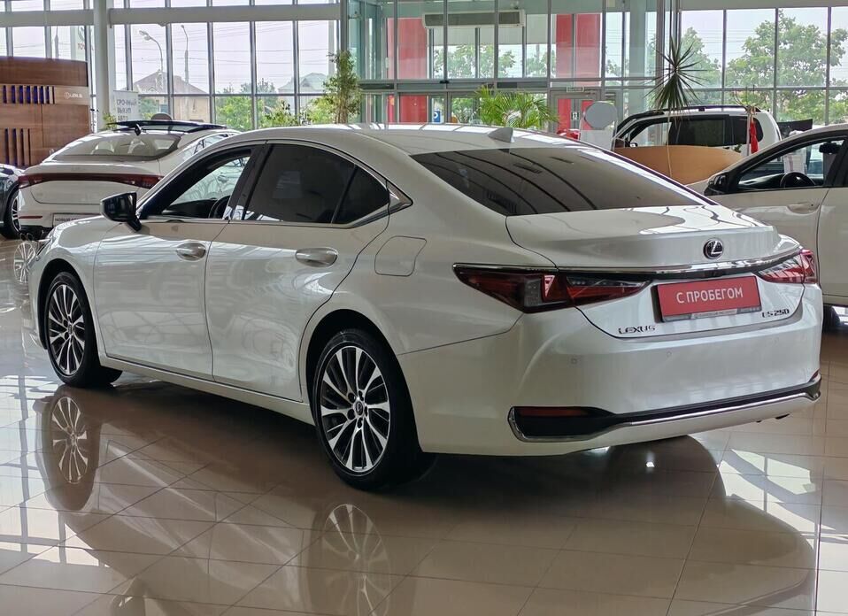 Lexus ES 250 2.5 AT (200 л.с.)