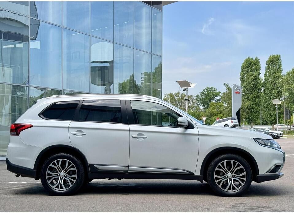 Mitsubishi Outlander, III Рестайлинг 2 2.4 CVT (167 л.с.) 4WD