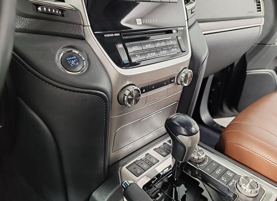 Toyota Land Cruiser, 200 Series Рестайлинг 2 4.5d AT (249 л.с.) 4WD