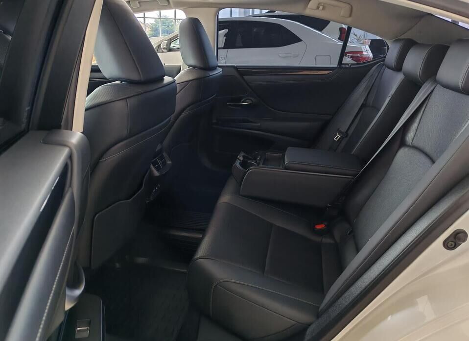 Lexus ES 250 2.5 AT (200 л.с.)