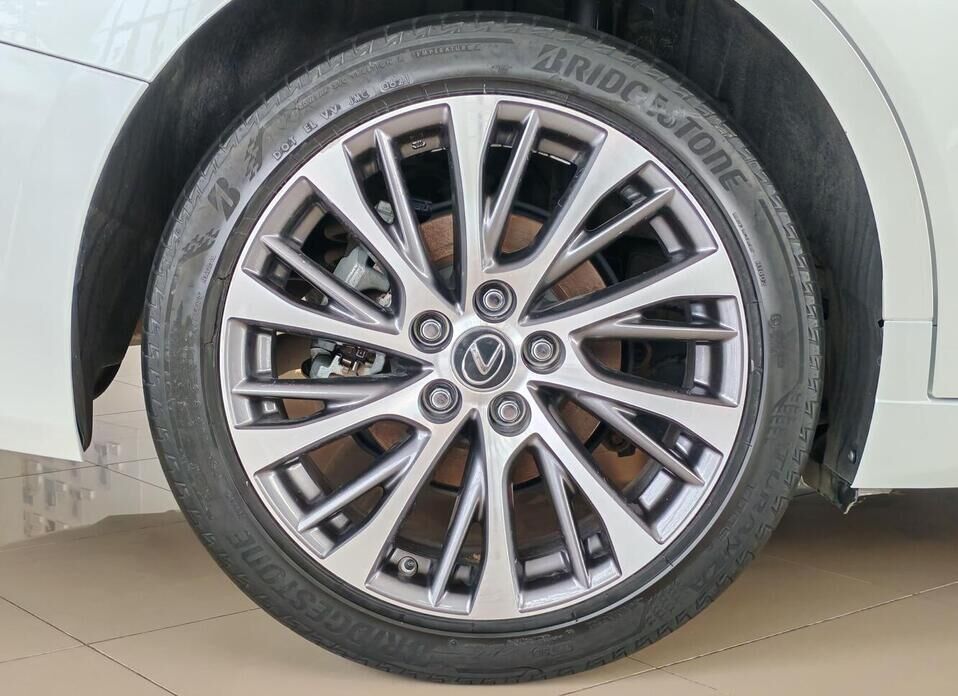 Lexus ES 250 2.5 AT (200 л.с.)